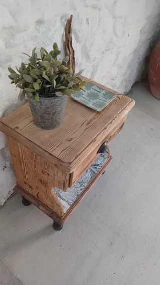 Mesita de noche de madera con cajón