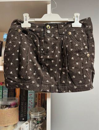 Minifalda de pana marrón con estampado