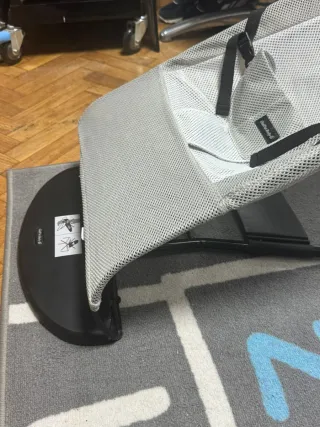 Mecedora de bebé gris