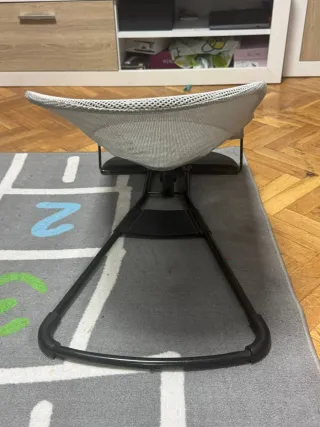 Mecedora de bebé gris