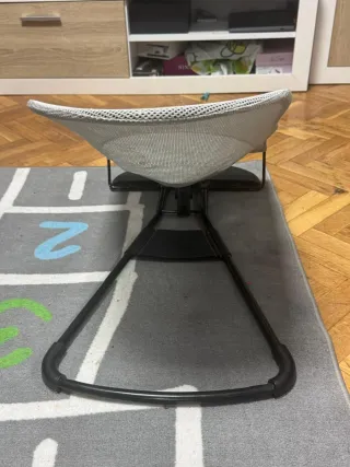 Mecedora de bebé gris