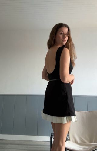 Vestido negro con detalle blanco