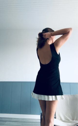 Vestido negro con detalle blanco