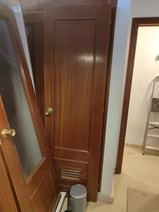 Puerta de madera con rejilla