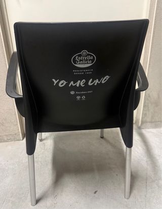 Silla de terraza negra y plateada