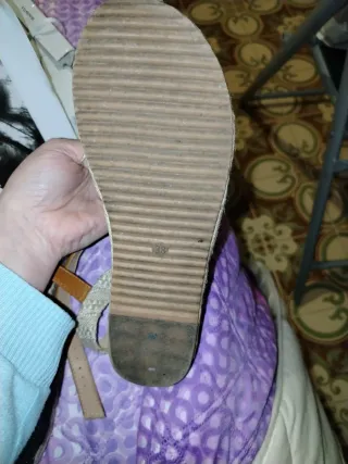 Sandali beige e neri