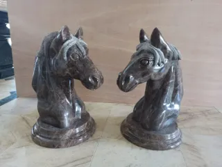 Cabezas de caballo en mármol marrón