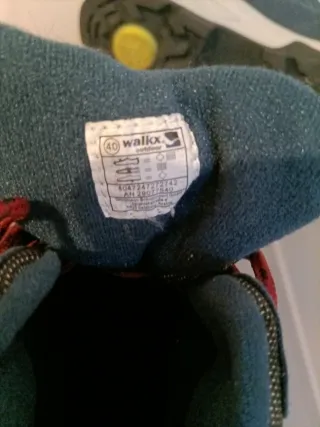 Botas de montaña azules y negras. Waterproof