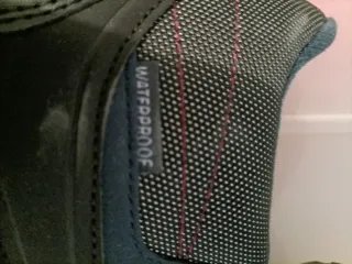 Botas de montaña azules y negras. Waterproof