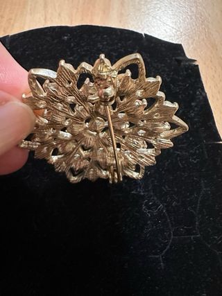 Spilla vintage con strass dorata