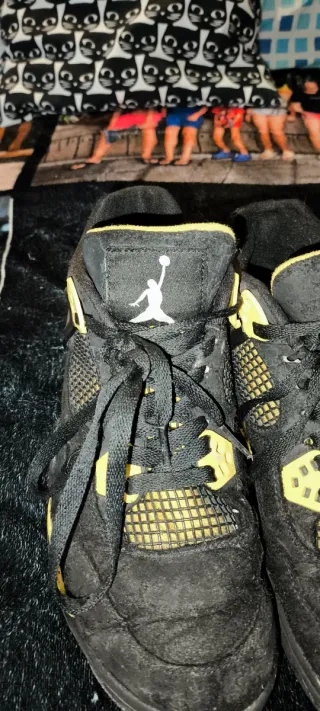 Zapatillas Jordan Negras y Amarillas