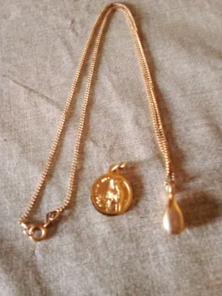 Collar dorado con colgante