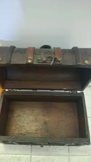 Bauletto portaoggetti in legno e cuoio