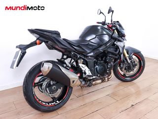 SUZUKI GSR 750