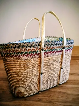 Capazo de mimbre con detalles de colores