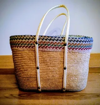 Capazo de mimbre con detalles de colores