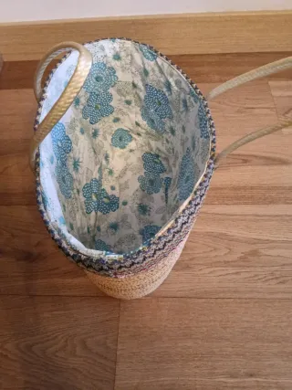 Capazo de mimbre con detalles de colores