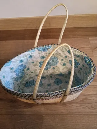 Capazo de mimbre con detalles de colores