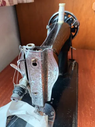 Máquina de coser ALFA antigua con tapa y pie.