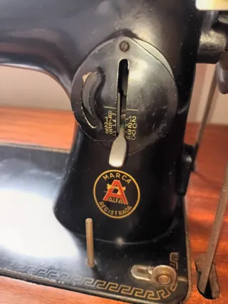 Máquina de coser ALFA antigua con tapa y pie.