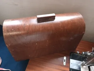 Máquina de coser ALFA antigua con tapa y pie.