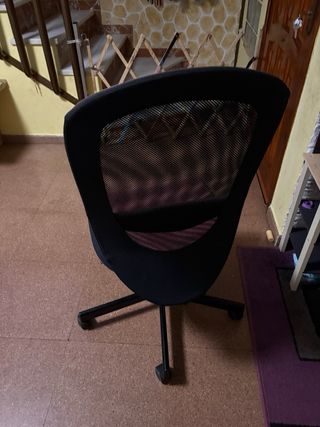 Silla giratoria negra y rosa