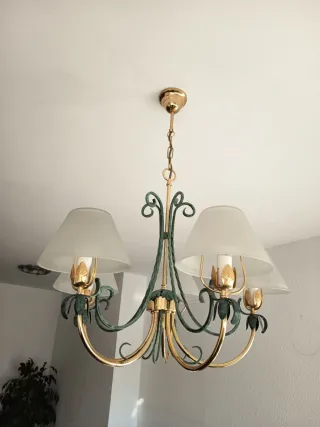 Lámpara de techo dorada y verde