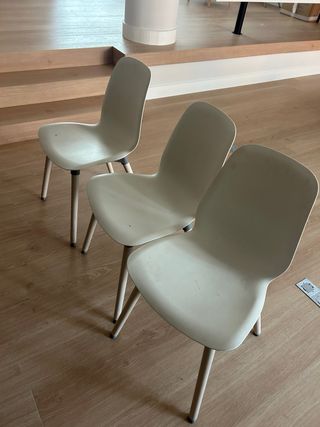 3 Sillas de plástico blanco