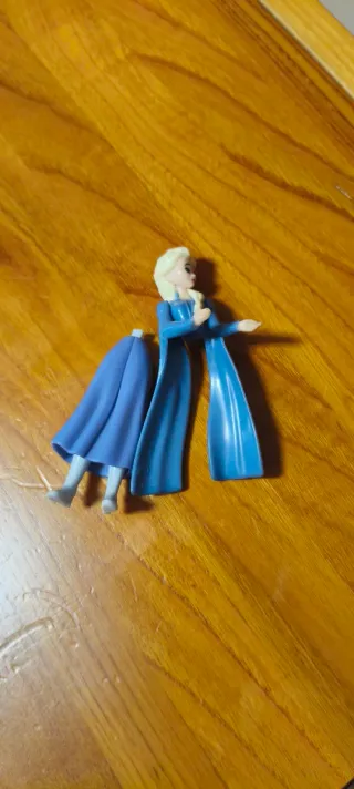 Figuras Frozen y Pluto.