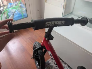 Bicicleta de equilibrio STRIDER roja