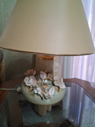 Lámpara de mesa cerámica con flores