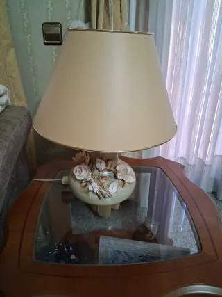 Lámpara de mesa cerámica con flores