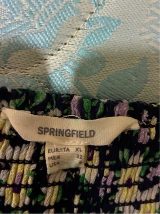 Falda floral elástica.