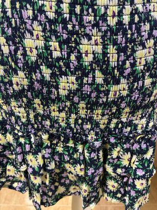 Falda floral elástica.