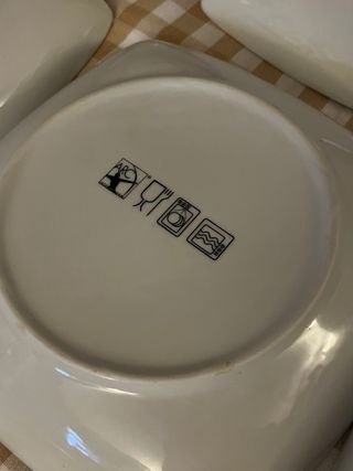 Vajilla de platos cuadrados blancos