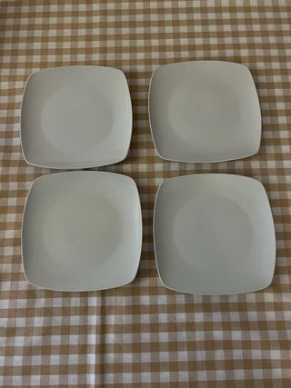 Vajilla de platos cuadrados blancos