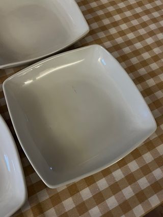 Vajilla de platos cuadrados blancos