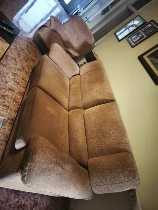 Sofá de tela beige y marrón