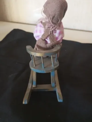 Muñeco antigua mecedora infantil