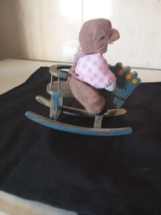 Muñeco antigua mecedora infantil
