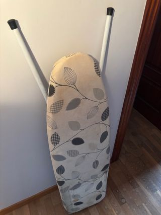 Tabla de planchar con patas