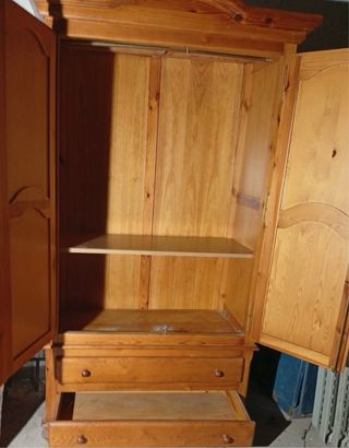 Armario de madera maciza