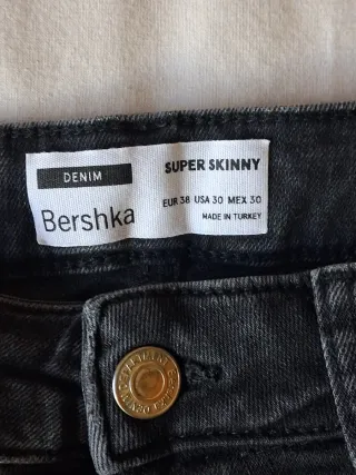 Pantalones vaqueros Bershka con salpicaduras  T38