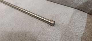 Barra de cortina y terminales metálica plateada