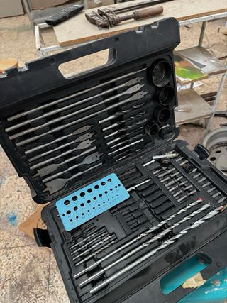 Caja de brocas y herramientas