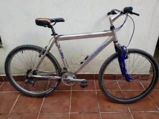 Bicicleta MTB 26 plateada