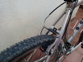 Bicicleta MTB 26 plateada