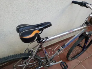 Bicicleta MTB 26 plateada