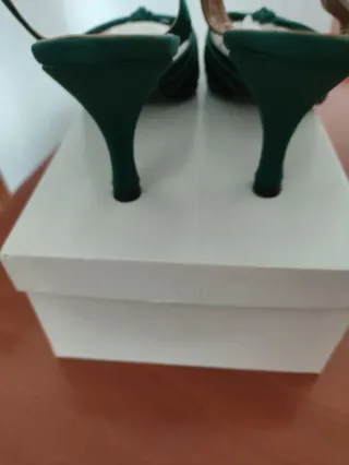 Zapatos Pepe Moreno raso verde tacón slingback