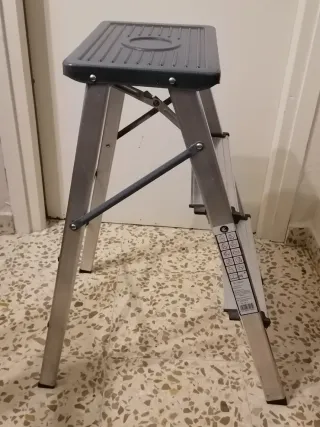 Escalera de aluminio y acero antideslizante